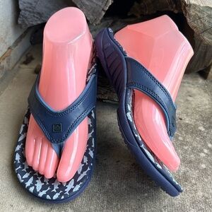 Spenco Ocean Orthotic Navy fish Flip Flops Sz-7B. N